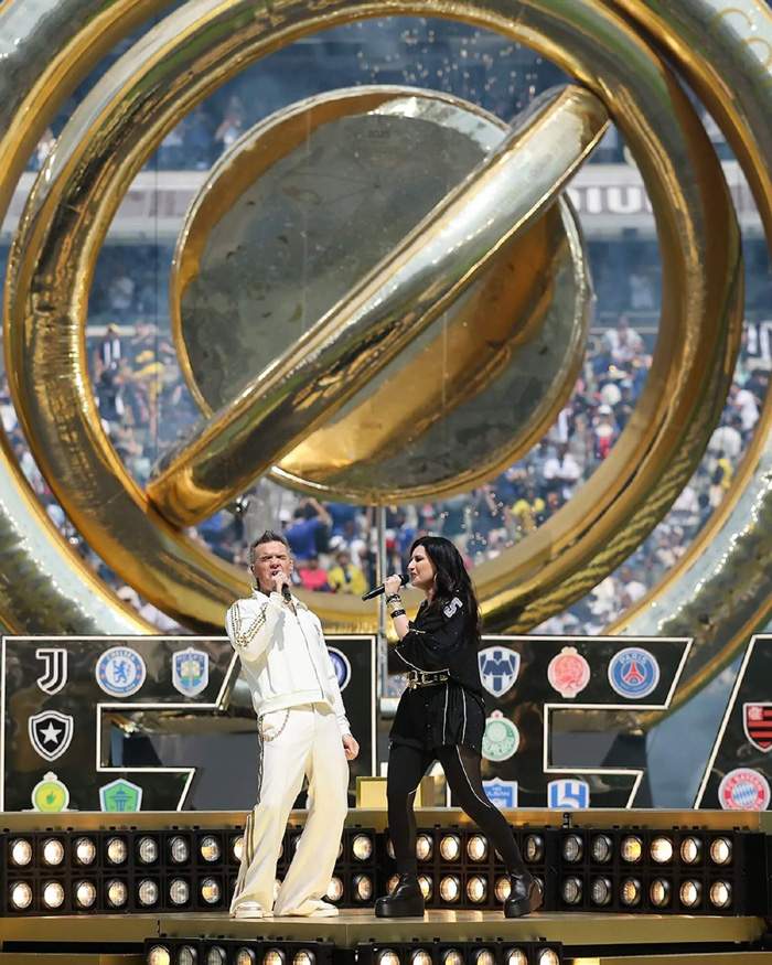 Robbie Williams y Laura Pausini interpretando Desire, tema oficial Mundial 2026