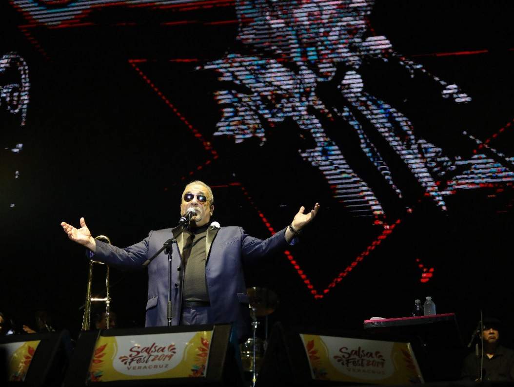 Willie Colón tocando trombón durante concierto de Fania All-Stars